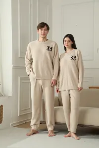 2-Piece Khaki Couples’ Pajama Set — Warm & Cozy Semi-Flannel Style. Features a knitted digital pattern, soft fleece fabric, and a pullover design—the perfect choice for home loungewear during the autumn and winter seasons.
