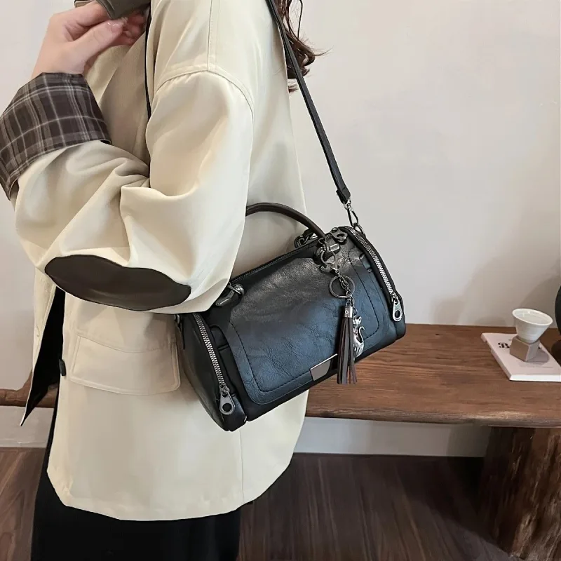 Vintage Tote Bag: Spacious multi-pocket design with tassel and metal accents, supports multiple carrying methods, combining practicality and style. – Green