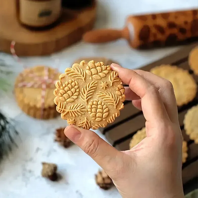 Christmas Wooden Rolling Pin Engraved Pine Cone Leaf Pattern Baking Embossed